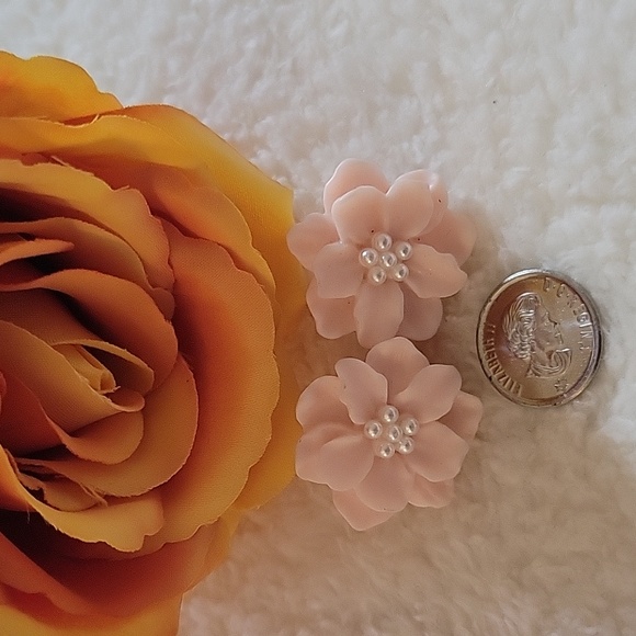 FASHION PINK FLOWER 🌸 EARRINGS WITH FAUX PEARL - Picture 2 of 5